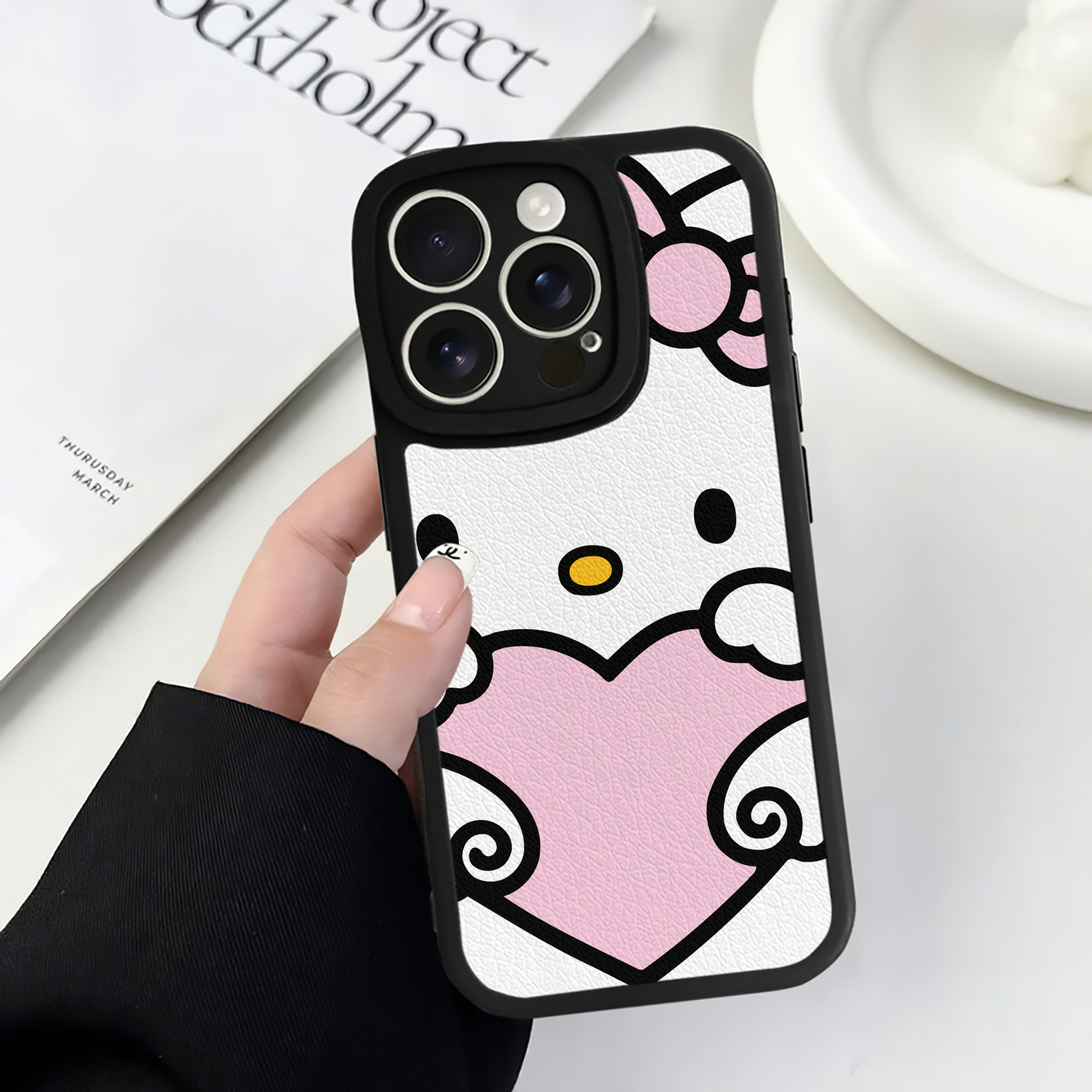 （画像用） Hello Kitty ハローキティ 【iPhone 16シリーズ対応】シリコンスマホケース（レザー調） 材質：シリコン